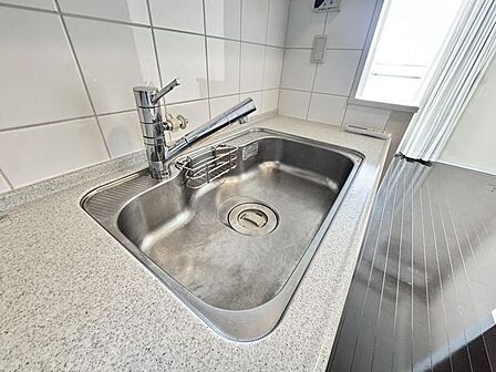 大きな調理器具や食器類もゆったり洗えるシンクです。