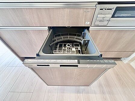食器を洗っている間にお掃除など、様々なシーンで家事の時短に役立つビルトイン食洗機。