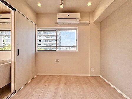居心地のいい暮らしには欠かせない眩い採光。窓からこの空間に降り注ぐ採光が絶えません。