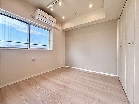 ナチュラルカラーのフローリングのお部屋は、温かみを感じさせリラックスをもたらす効果があります。