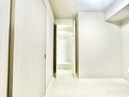 充分な収納スペースを確保。居室内に余計な家具を置く必要がないので、シンプルですっきりとした暮らし。