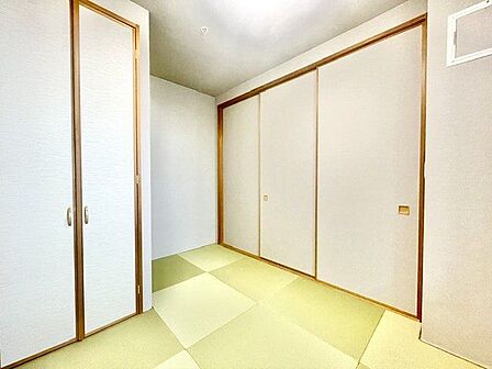 リビング隣の和室は、趣ある安らぎ空間。来訪時や家事スペースとしても重宝します