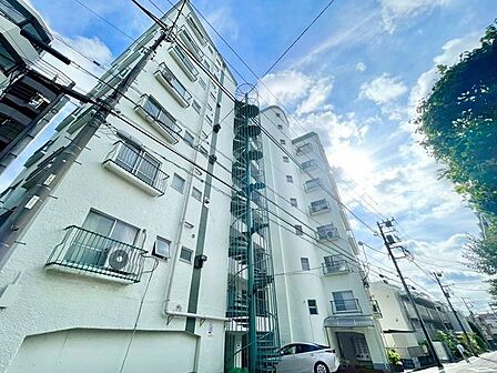 街並みに自然と馴染む色を基調とした外観は、温かみのある色合いが全体を包み、やさしい雰囲気を感じます。