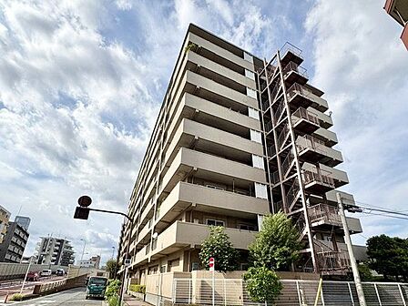 いくつもの季節が過ぎ去り、人々の想い出を見守り続けて来た本邸宅。人生を楽しむための住まいになりました。