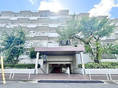 住まう方々が歳月をかけて育んだ豊かな歴史を感じるマンション。気品溢れる佇まいが暮らしを素敵に変える。