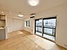 リビング/ダイニング：太陽の恵みを一気に受けた明るくあたたかいお住まい。吹きぬける風を感じながら爽やかで風通しの良い暮らし。