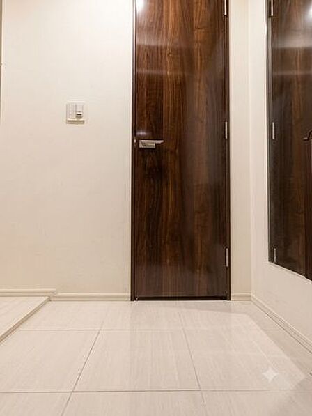 住まいの顔となる玄関は、落ち着きと華やぎの満ちた空間に。