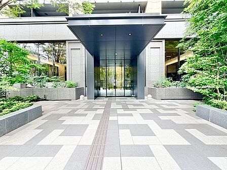 外と内をつなぐエントランスは、まさに顔となる場所。シンプルながらも上質な空間を作り出します。