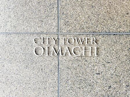 スタイリッシュなマンション名プレートは上質な住空間へ導きます。訪れるたび帰るたびに優しくおもてなし。