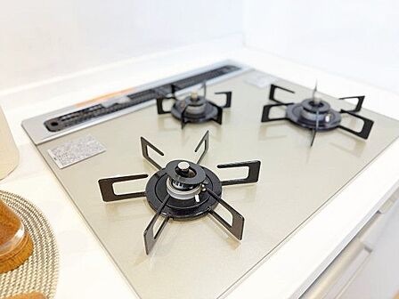 忙しいときでも一度にたくさんの料理が作れる3口コンロ。使い勝手の良さを考えました。