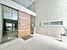 エントランス：住む方が安らぎと品格の良さを感じることができるようなエントランス空間です。