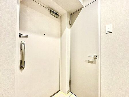 上質感漂うゆとりの広さの玄関スペース。安らぎに満ちた生活空間を予感させてくれます。