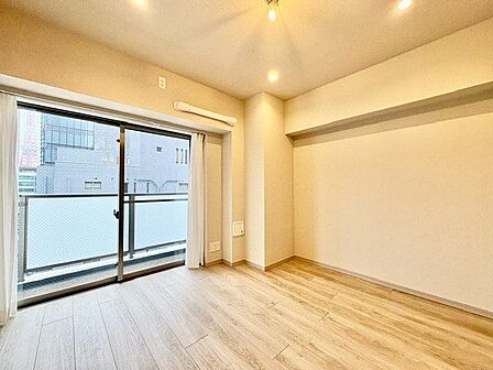 大きな窓からたっぷりと陽光が注がれる明るい空間。一日の疲れを癒してくれる洋室。時を忘れて過ごす空間。