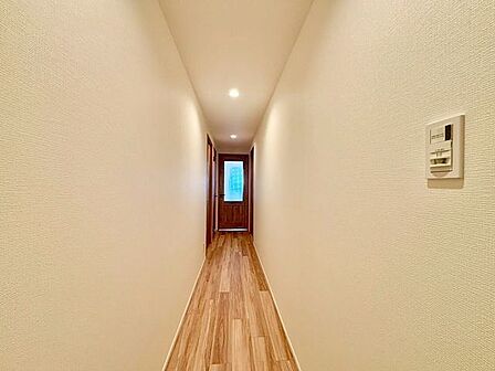 玄関ドアを開けると、リノベーションされ生まれ変わった室内がお出迎え。
