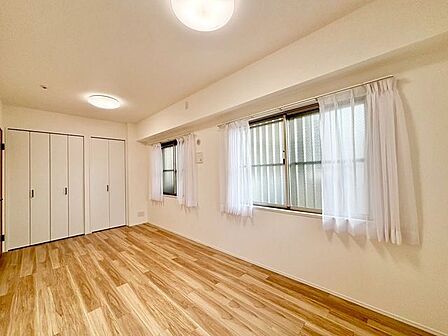 大きな窓からたっぷりと陽光が注がれる明るい空間。時を忘れて過ごせるお部屋。