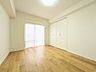 子供部屋：大きな窓からたっぷりと陽光が注がれる明るい空間。時を忘れて過ごせるお部屋。