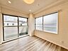 洋室：居心地のいい暮らしには欠かせない眩い採光。ゆったりとした幅の窓からこの空間に降り注ぐ採光が絶えません。