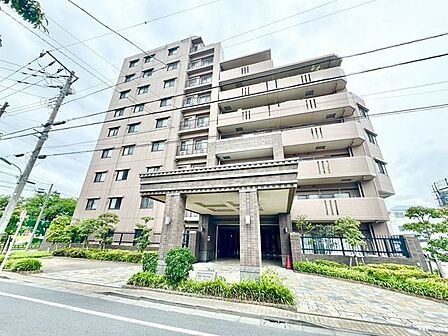 街並みに自然と馴染む色を基調とした外観は、温かみのある色合いが全体を包み、やさしい雰囲気を感じます。