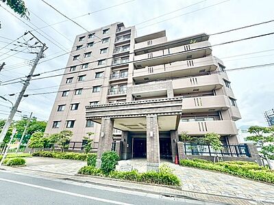 外観：街並みに自然と馴染む色を基調とした外観は、温かみのある色合いが全体を包み、やさしい雰囲気を感じます。