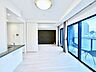 リビング/ダイニング：街を見渡す明るい窓辺。美しくデザインされた住空間。笑顔の絶えない暮らしがはじまる。