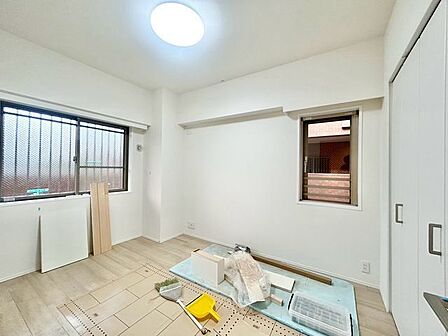 住まう方自身でカスタマイズして頂けるように「シンプル」にデザインされた室内。