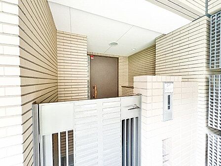 玄関にはポーチがついていて、ドア開閉時に部屋の中が見えてしまうのを防ぎます。