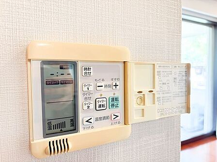 家族団らんを足元から応援。室内の空気を汚さず、暖かく快適な空間を造ります。