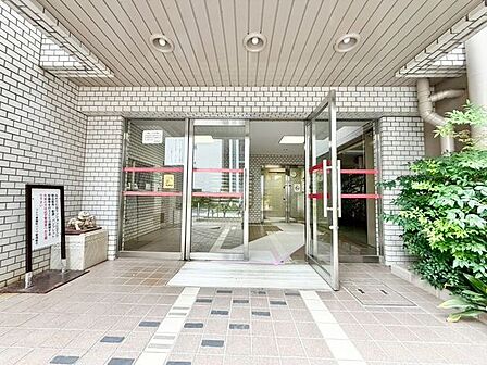 落ち着きのある温かな風情のエントランスは、訪れる方々を優しく包み込み、心地よい空間を演出します。