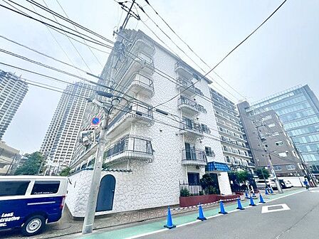 いくつもの季節が過ぎ去り、人々の想い出を見守り続けて来た本邸宅。人生を楽しむための住まいになりました。