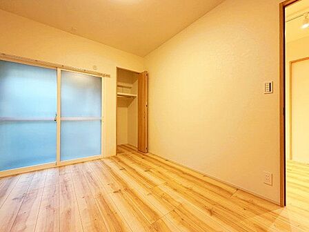 大きな窓からたっぷりと陽光が注がれる明るい空間。時を忘れて過ごせるお部屋。