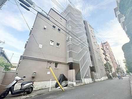 住まう方々が歳月をかけて育んだ豊かな歴史を感じるマンション。気品溢れる佇まいが暮らしを素敵に変える。