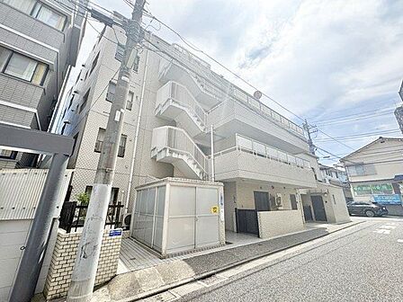 爽やかな青空の下に贅沢なほどに降り注ぐ陽光、豊かな居住性。クオリティが見事に調和した住空間。