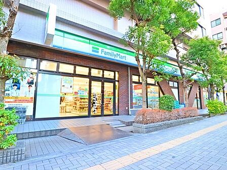 ファミリーマート明大前北店 150m