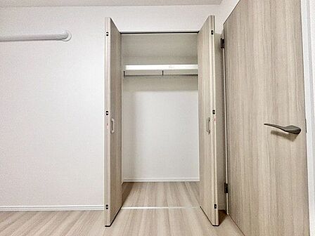 充分な収納スペースを確保。居室内に余計な家具を置く必要がないので、シンプルですっきりとした暮らし。