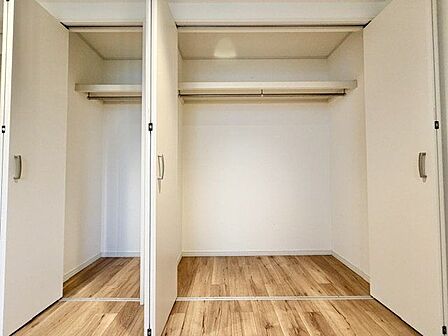 充分な収納スペースを確保。居室内に余計な家具を置く必要がないので、シンプルですっきりとした暮らし。