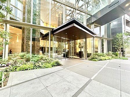 格調高いデザイン性を持つエントランスは、住む方のプライドを満たすクオリティ。