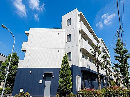シンプルでスッキリとしたスタイリッシュな佇まい。家族の成長を見守り続け、美しい未来へ導いてくれます。(空の加工を生成AIで行っています)