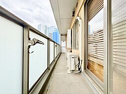 広々バルコニー付きで開放感を演出。日々の生活に潤いを与えてくれます。