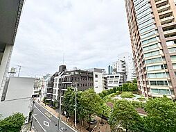 暮らしの中で光と風を演出してくれるバルコニー。開放感を演出しながら、爽やかな風が通ってきます。