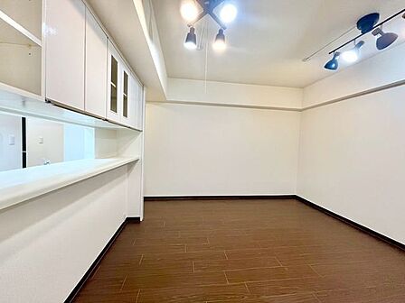 リビングダイニング。明るく穏やかな空気のなかで飲んだり、食べたり、笑ったり。