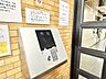 エントランス：オートロック機能付で、安心のセキュリティ。毎日の暮らしを優しくサポートしてくれます。