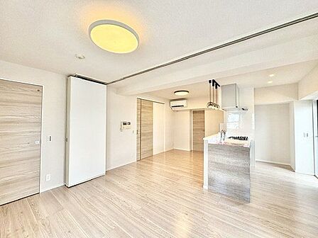 開放感と明るさをもたらす魅力のリビング。キッチンスペースまで明るくなります。自然とくつろぎの場所に。