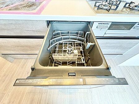 食器を洗っている間にお掃除など、様々なシーンで家事の時短に役立つビルトイン食洗機。