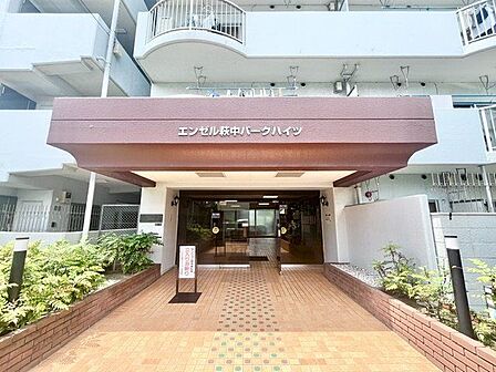 落ち着きのある温かな風情のエントランスは、訪れる方々を優しく包み込み、心地よい空間を演出しています。