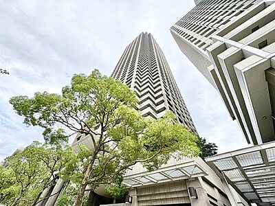 外観：高層階から都心の空をひとり占め。洗練されたディディールでラグジュアリーな住まいを実現。