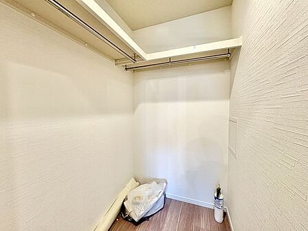 大容量収納可能なウォークインクローゼットはシーズンオフの服や生活用品をたくさん収納できます。
