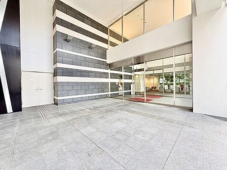 格調高いデザイン性を持つエントランスは、住む方のプライドを満たすクオリティ。