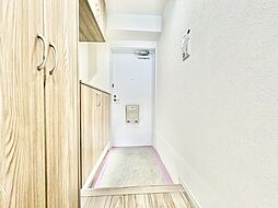 玄関ドアを開けると、リノベーションされ生まれ変わった室内がお出迎え。