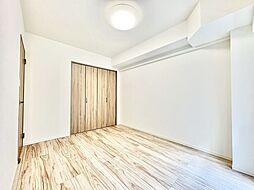 木の温もりがやさしい、フローリングのお部屋です。ゆっくり趣味の時間を楽しめます。