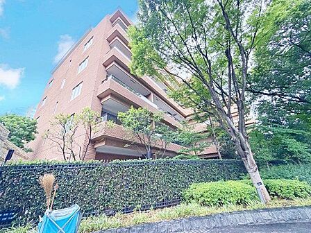 流行に左右されず、将来にわたって価値が継続する「上質」な佇まい。(空の加工を生成AIで行っています)